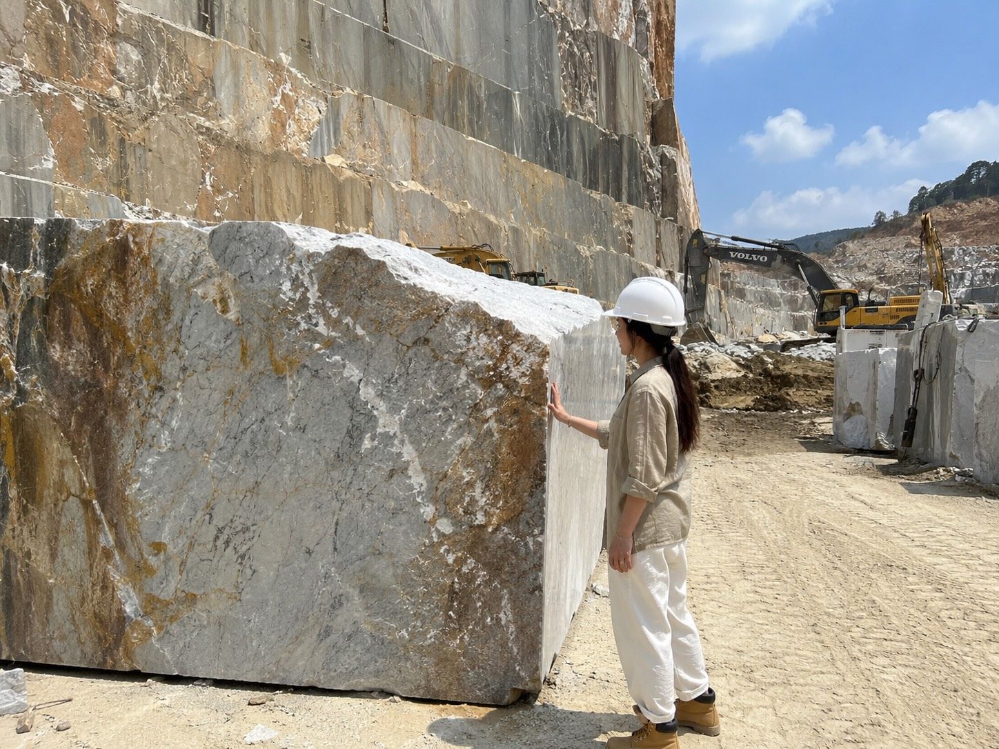 思墨美學團隊親自深入礦區，於現場勘察大型原礦石塊紋理