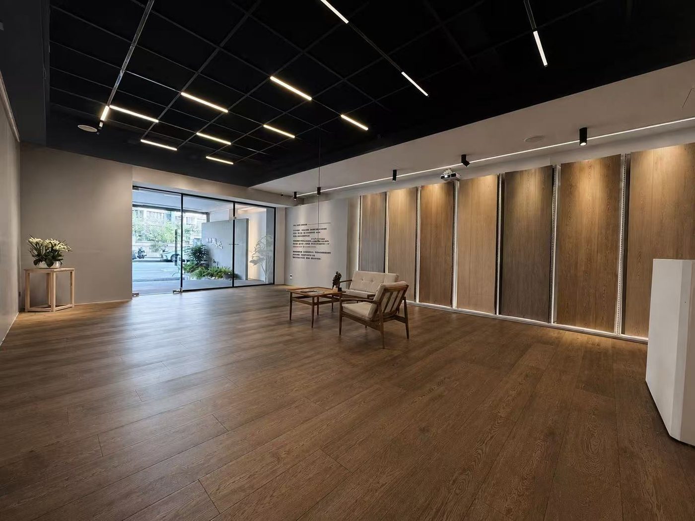 思墨美學展廳室內實景，木地板與石紋牆面樣品陳列